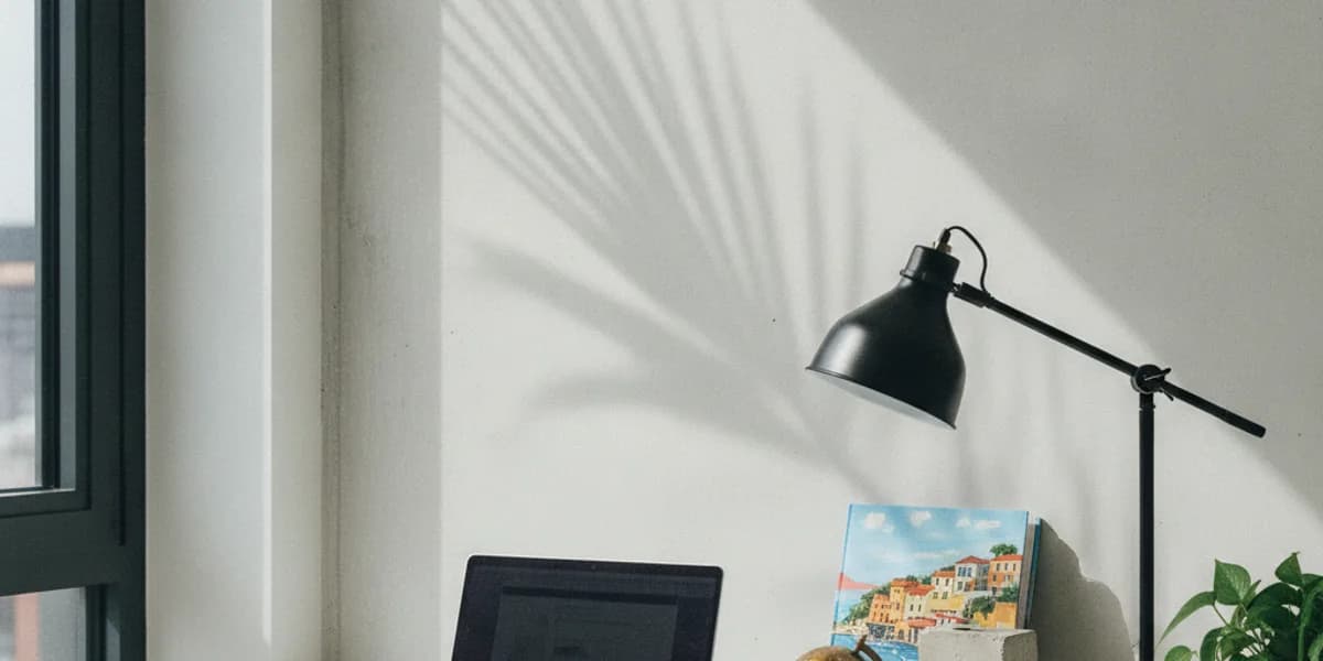 Agent de voyages travaillant sur un ordinateur, comparant des logiciels de gestion et des CRM pour agences de voyages.